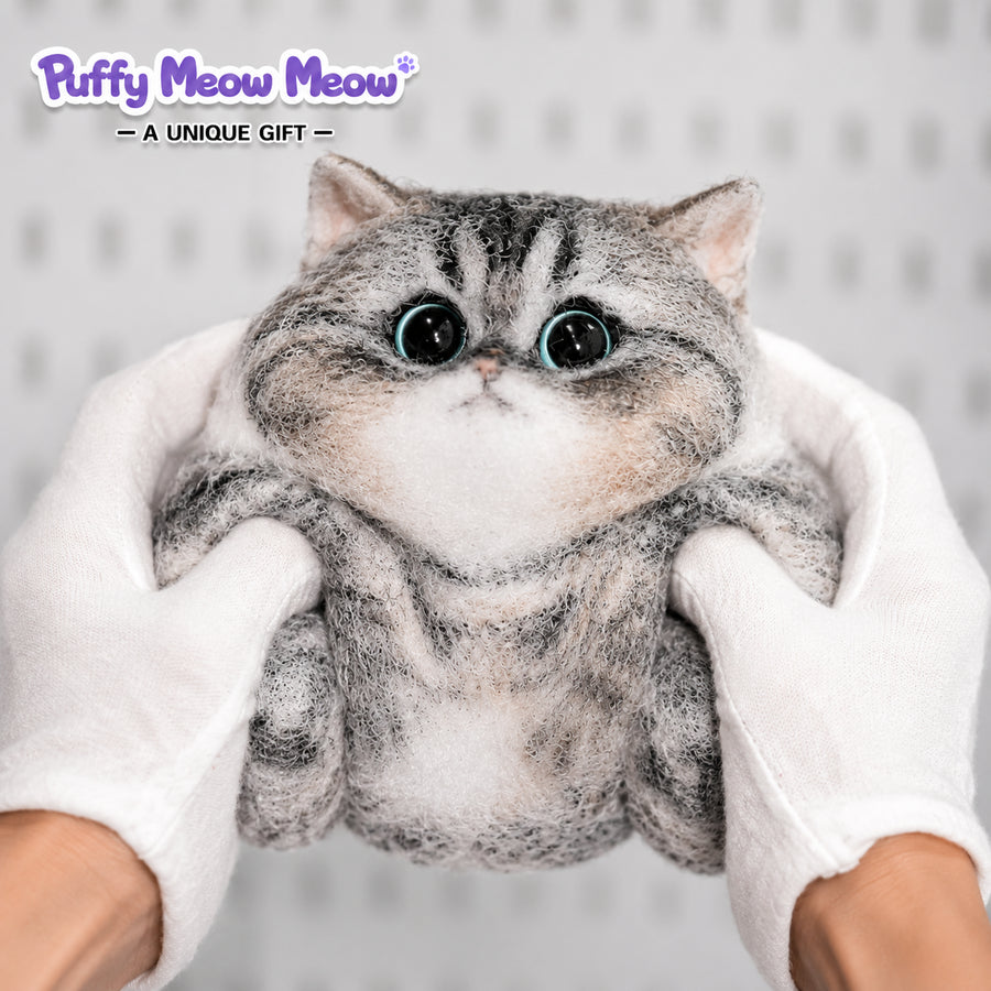 ☁️ CatMallow – Chat en Peluche aux Grands Yeux (Tabby Gris) ☁️