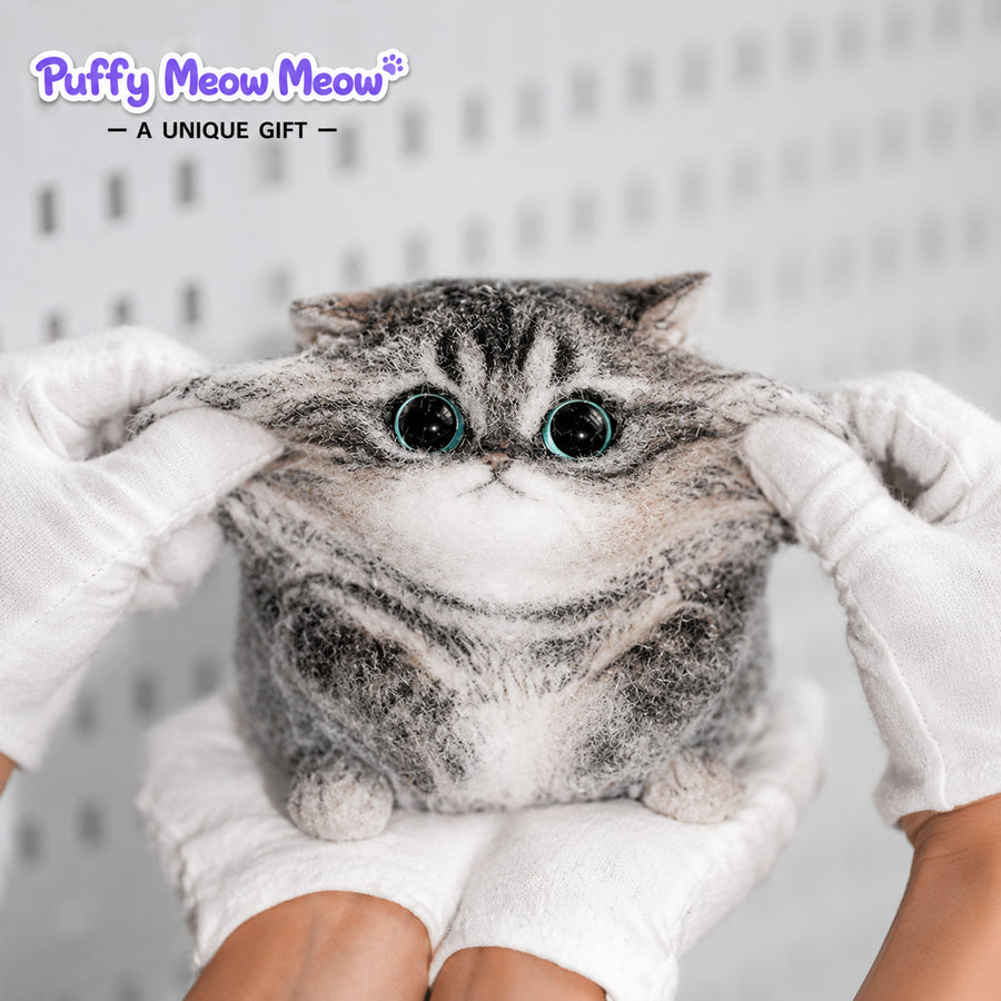 ☁️ CatMallow – Chat en Peluche aux Grands Yeux (Tabby Gris) ☁️