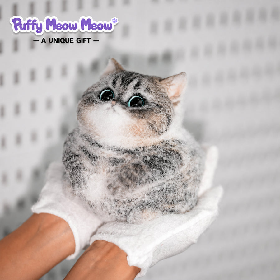 ☁️ CatMallow – Chat en Peluche aux Grands Yeux (Tabby Gris) ☁️